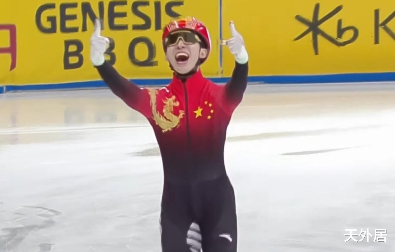 时隔6年，中国队夺冠了！林孝埈竖起一根手指庆祝，全队高举国旗