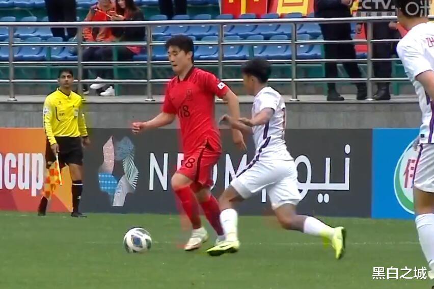 太黑了！中国队全场被4次误判，韩国获争议点球，这比赛输得不服(3)