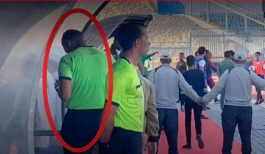 3月17日的一场埃及乙级联赛出现当值主裁借用观众手机复核有手球嫌疑进球的奇景。本(1)