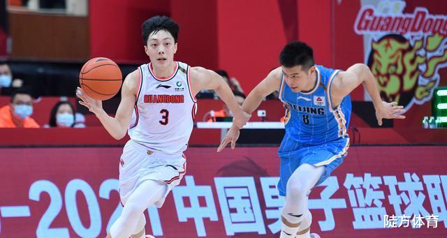 赵睿在半场比赛中以7中0的成绩想转会上海成为后场核心(3)