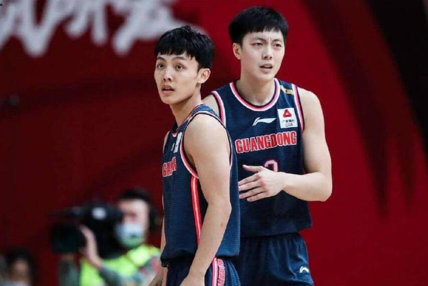 目前广东男篮队里能用的新人有张昊，张浩嘉，杜润旺，张明池，加上下赛季升一线队的彭