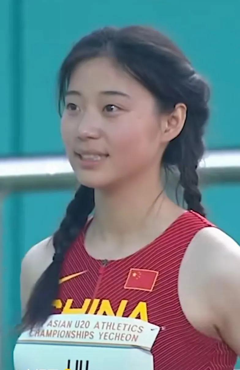 又美又飒！
亚青赛女子100米接力赛中，中国队夺冠的阵容中，有位姑娘引发关注！
