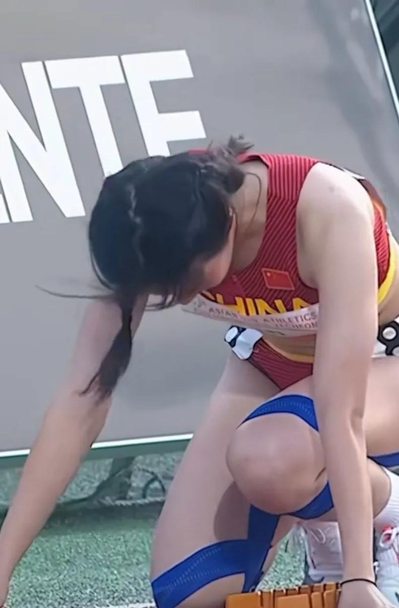 又美又飒！
亚青赛女子100米接力赛中，中国队夺冠的阵容中，有位姑娘引发关注！
(2)