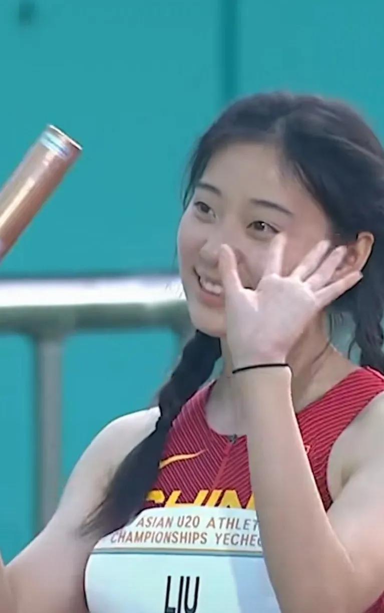 又美又飒！
亚青赛女子100米接力赛中，中国队夺冠的阵容中，有位姑娘引发关注！
(3)