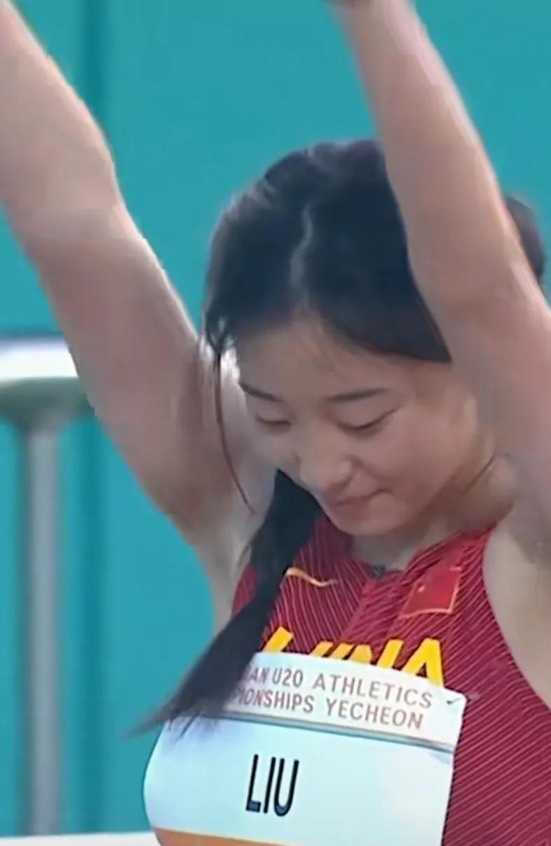 又美又飒！
亚青赛女子100米接力赛中，中国队夺冠的阵容中，有位姑娘引发关注！
(4)