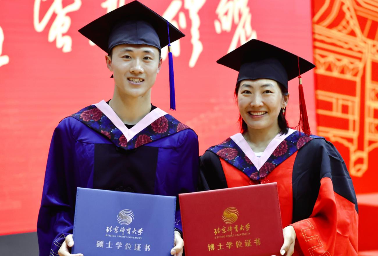 33岁中国奥运冠军和丈夫同时毕业！她博士，他硕士，牵手领毕业证(2)