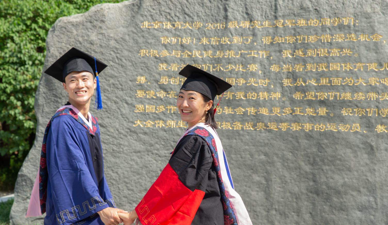 33岁中国奥运冠军和丈夫同时毕业！她博士，他硕士，牵手领毕业证(3)