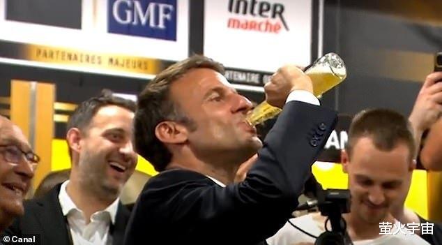 马克龙“对瓶吹”！45岁法国总统在橄榄球更衣室一口喝下一瓶啤酒，惹争议