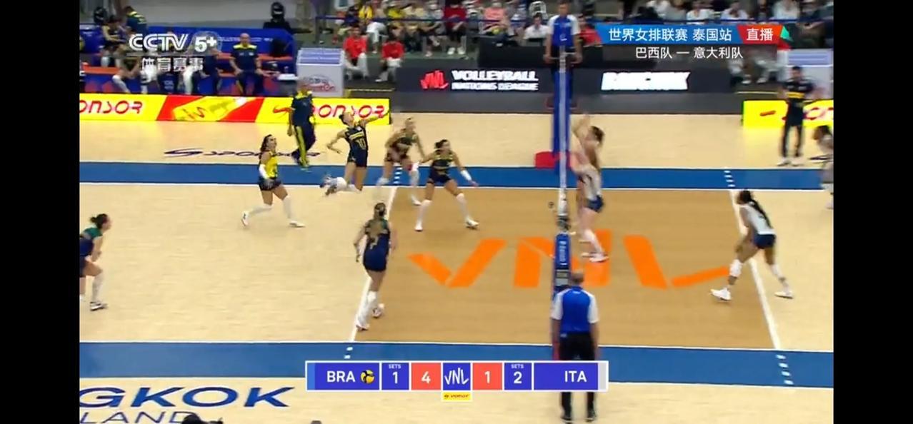 世界女排联赛泰国站巴西跟意大利强强碰撞，加比回归给巴西主攻增强了实力，意大利头号