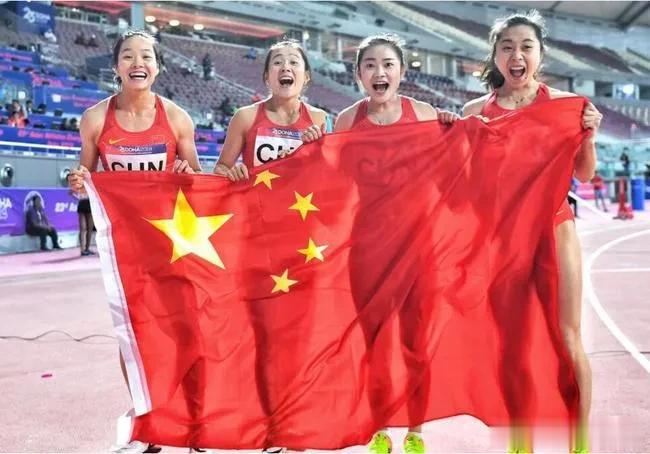 梁小静、韦永丽、黄瑰芬、李玉婷以43.35秒斩获4x100米接力冠军
中国女子接