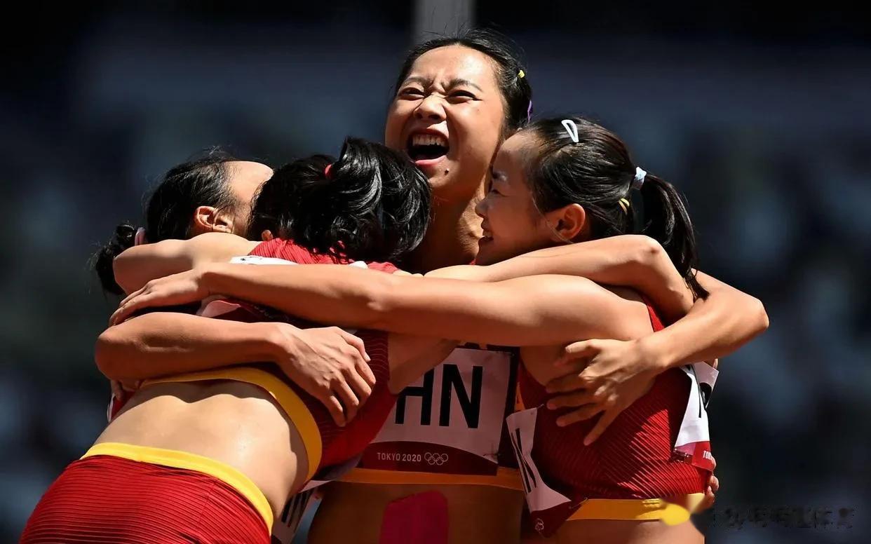 梁小静、韦永丽、黄瑰芬、李玉婷以43.35秒斩获4x100米接力冠军
中国女子接(2)