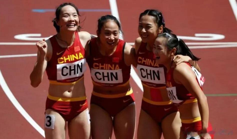梁小静、韦永丽、黄瑰芬、李玉婷以43.35秒斩获4x100米接力冠军
中国女子接(5)