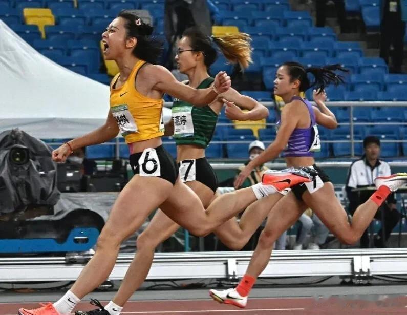 梁小静、韦永丽、黄瑰芬、李玉婷以43.35秒斩获4x100米接力冠军
中国女子接(6)