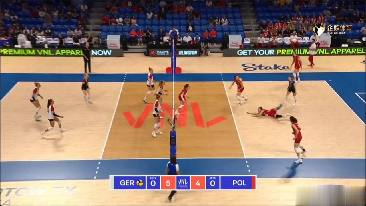快讯:波兰女排率先打进四强！
女排世联赛八进四淘汰赛首场比赛刚刚结束，波兰队以3(1)
