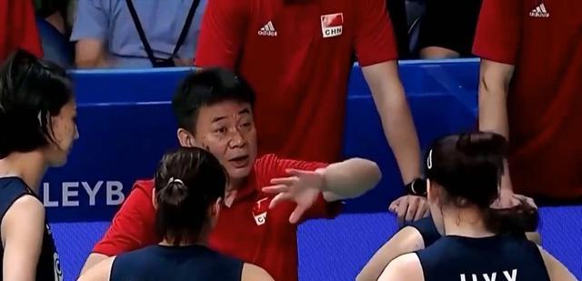 1-3！中国女排无缘冠军，蔡斌对2人不满，场边发脾气