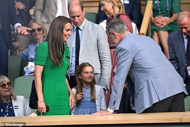 英国8岁夏洛特公主首现温网赛场，风头盖过哥哥(6)