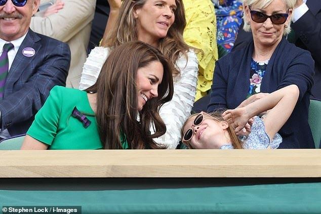 英国8岁夏洛特公主首现温网赛场，风头盖过哥哥(8)