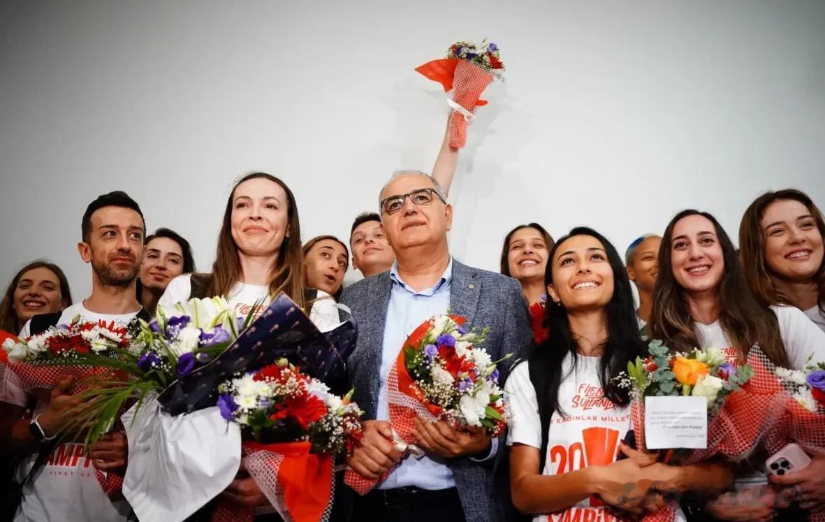 土耳其女排在历史性地获得 冠军之后，当地时间18日回到国内。当载有土耳其排协主席