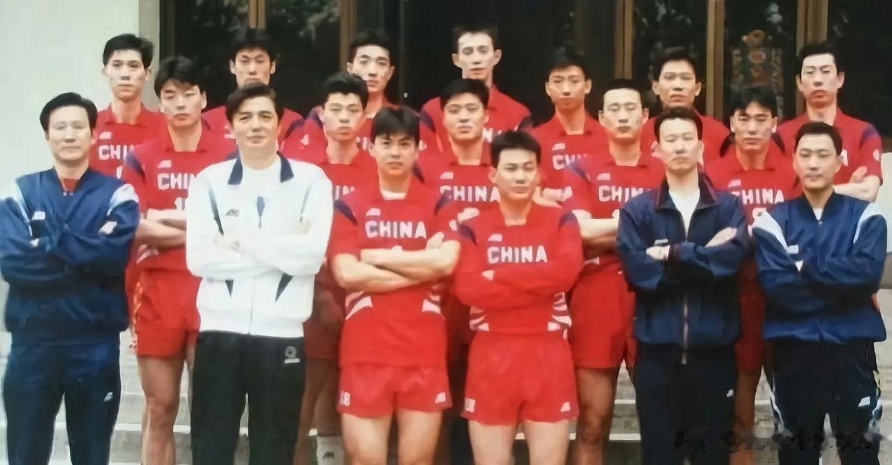 这是目前为止，我见过的第一张蔡斌教练球员时期的照片，其中还有安家杰教练，大家找到
