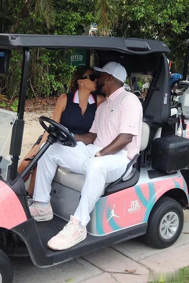 49岁的拉尔萨·皮蓬和男友马库斯·乔丹在迈阿密的高尔夫锦标赛上热吻，爱意十足！
(2)
