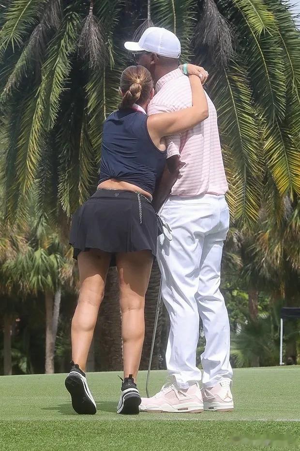 49岁的拉尔萨·皮蓬和男友马库斯·乔丹在迈阿密的高尔夫锦标赛上热吻，爱意十足！
(3)
