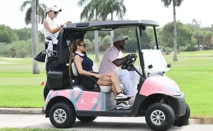 49岁的拉尔萨·皮蓬和男友马库斯·乔丹在迈阿密的高尔夫锦标赛上热吻，爱意十足！
(6)
