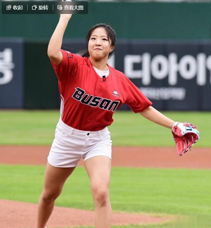 #老乐说球[超话]##申裕斌# 申裕斌在釜山为棒球比赛开球，申裕斌好像又壮了。 (2)