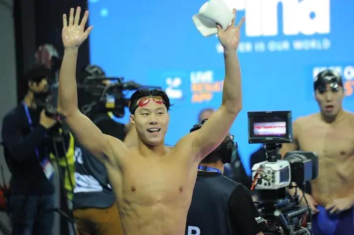  中国男选手扬眉吐气，覃海洋以57秒82打破亚洲记录的成绩夺得男子100米蛙泳半