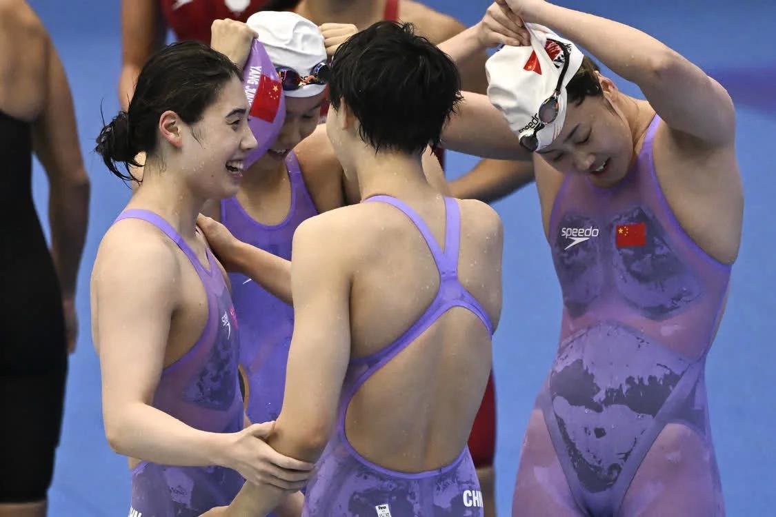 浓眉大眼的张雨霏又来了！这名爱笑的女孩，东京奥运会冠军带领中国女子接力队，在游泳