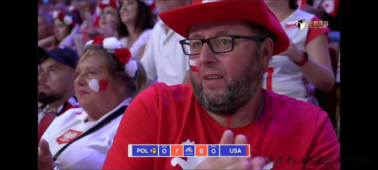 世联赛总决赛冠军争夺战正式打响！波兰男排魔鬼主场能否压制美国男排，第一局正在进行(7)
