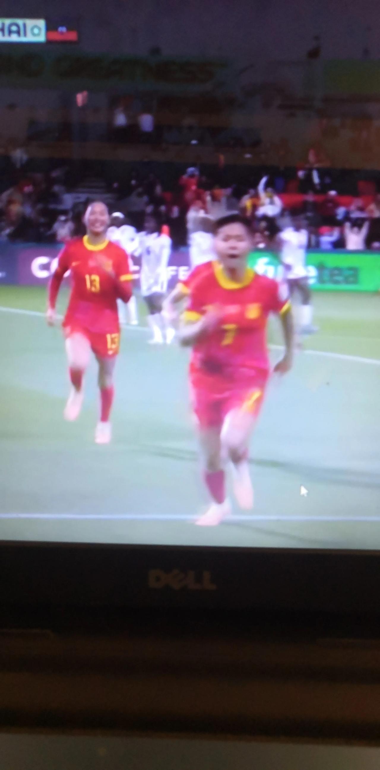中国女足1：0艰难赢下海地，掌握晋级主动权。本场比赛异常困难，比赛28分钟，张睿(3)