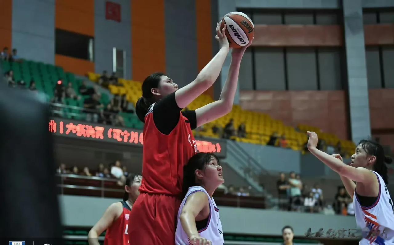 张子宇决赛狂砍30分21个篮板，导致山东U17女篮失去冠军，山东赢得了比赛，张子(1)