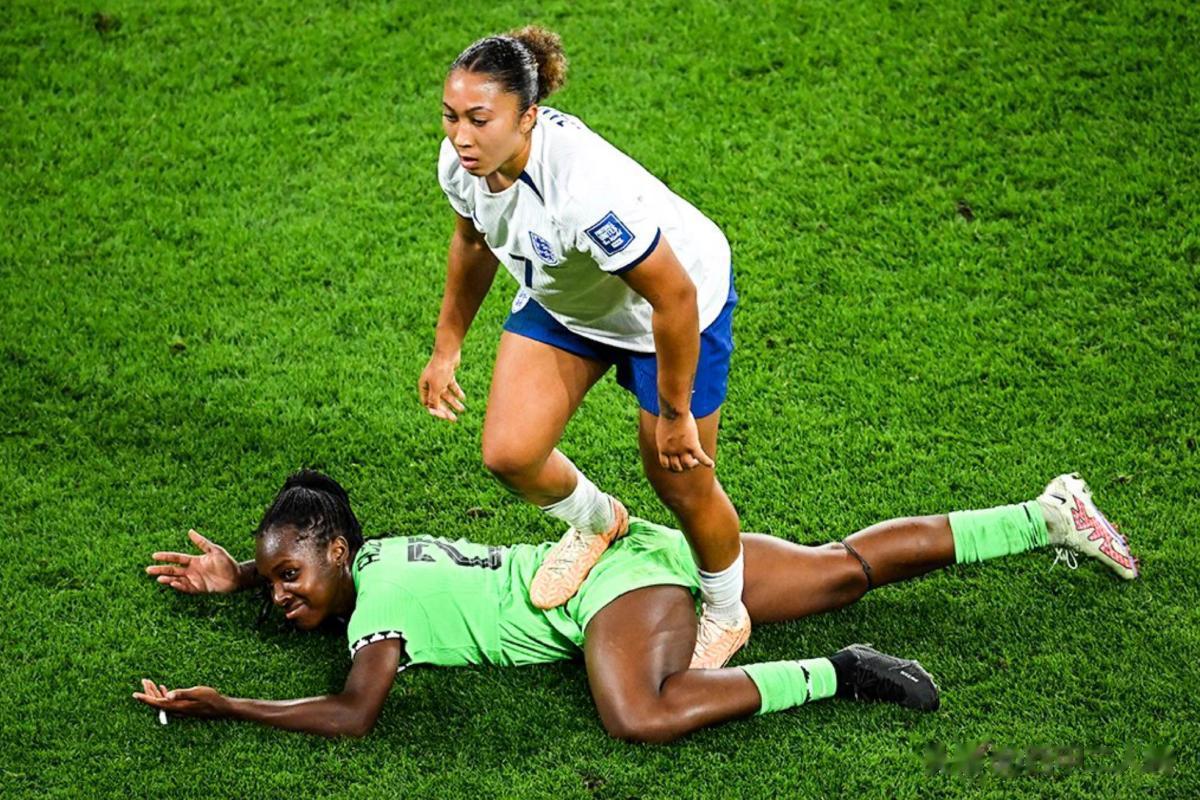 里斯·詹姆斯的妹妹在疯狂的时刻迷失了自己

近日，在英格兰女足与尼日利亚女队的比(1)