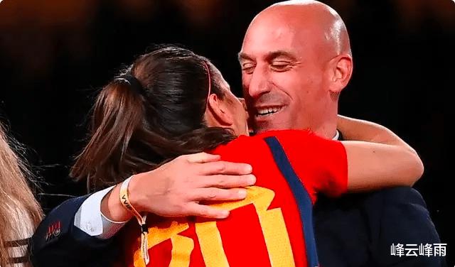当事球员发声：应处罚突袭亲吻的西班牙足协主席，更严厉的在后面(1)