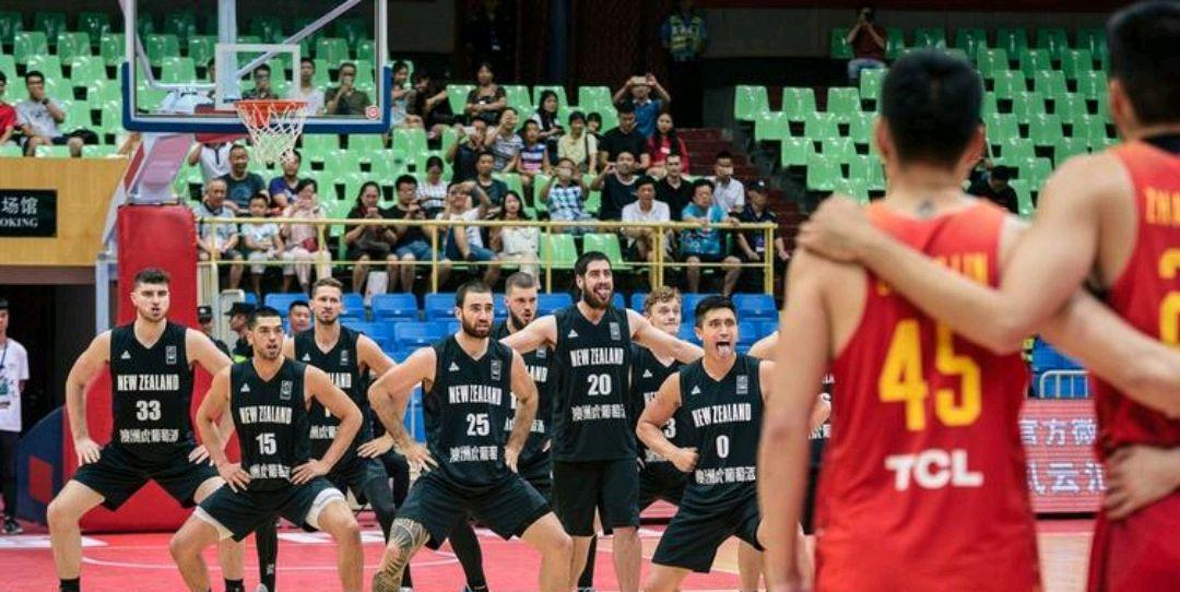 新西兰跳毛利战舞，美国梦之队表情严肃，中国球迷没资格嘲笑他们(3)
