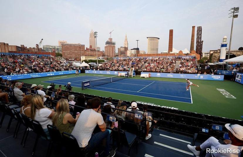 把停车场改建成世界级网球赛场需要多少人？