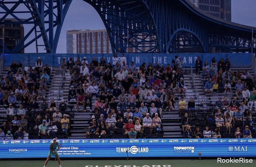 把停车场改建成世界级网球赛场需要多少人？(5)