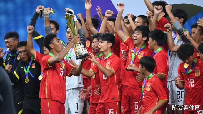 晚上21点！中国足球喜从天降，U15男足横扫日本，世界杯重现曙光