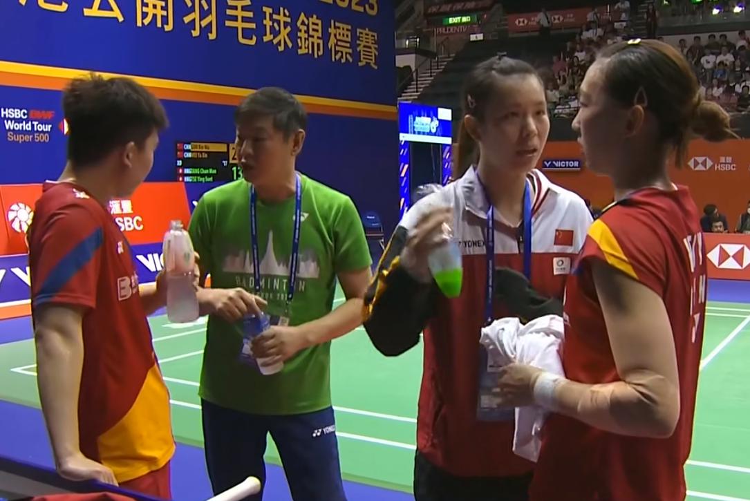 中国小将没有教练临时组合，夺香港赛冠军，赛后忘记跟主裁握手(2)