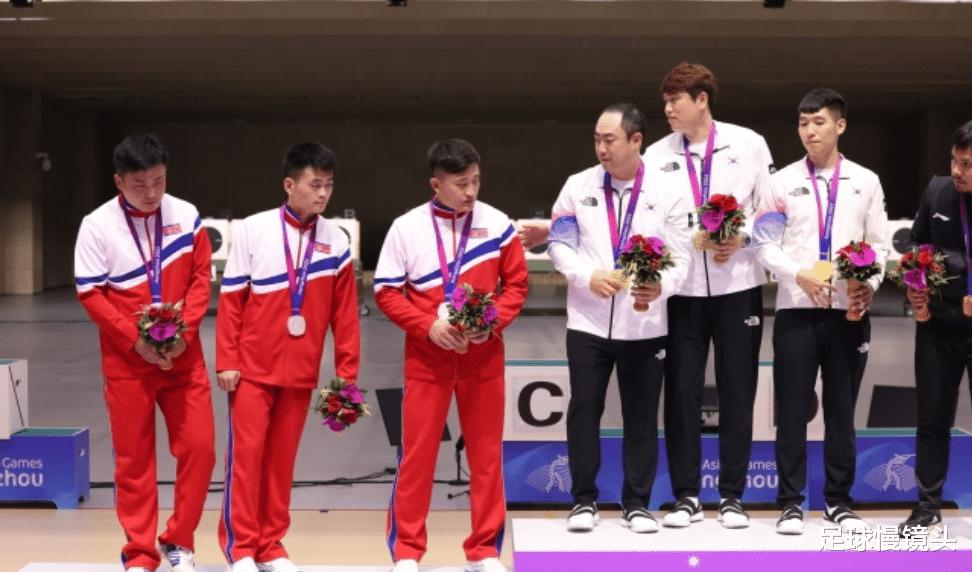 韩国队夺金牌，朝鲜球员一脸不开心：低头+叹气+流泪，拒绝握手(2)