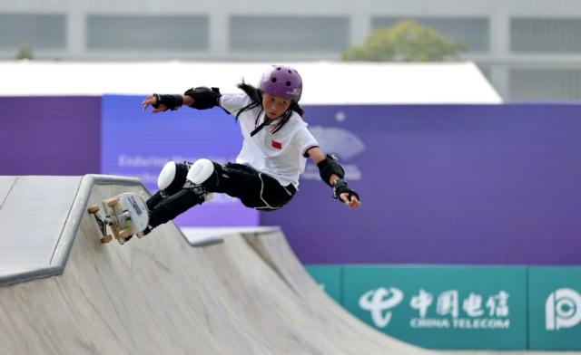 13岁少女崔宸曦亚运斩获金牌 学习滑板仅仅三年