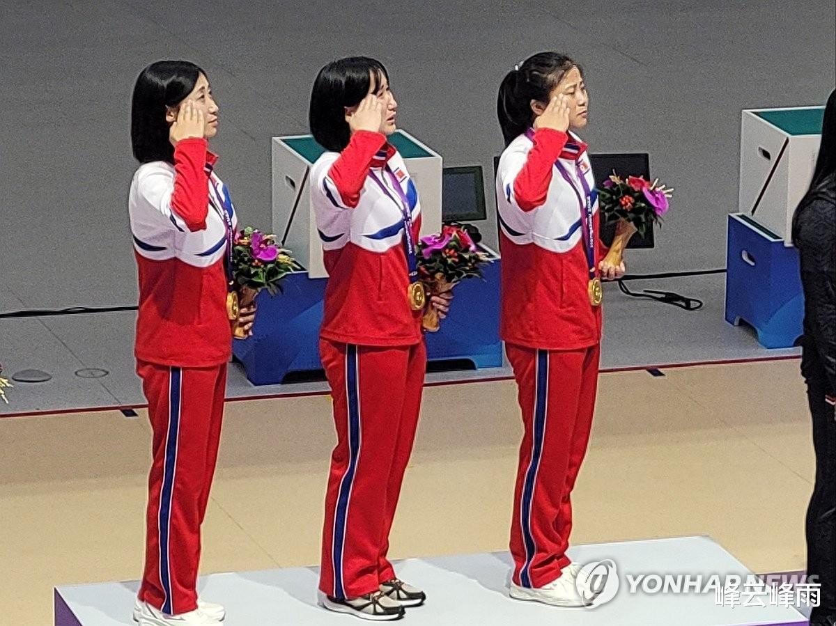射落亚运首金，颁奖仪式上朝鲜选手的庆祝方式很“朝鲜”