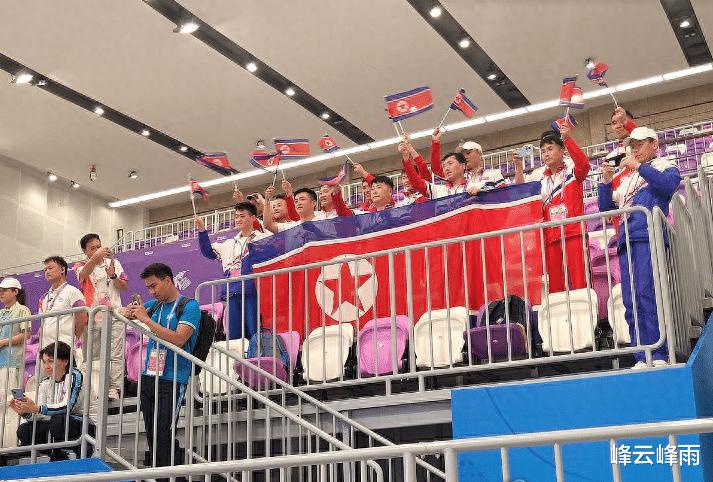 射落亚运首金，颁奖仪式上朝鲜选手的庆祝方式很“朝鲜”(2)
