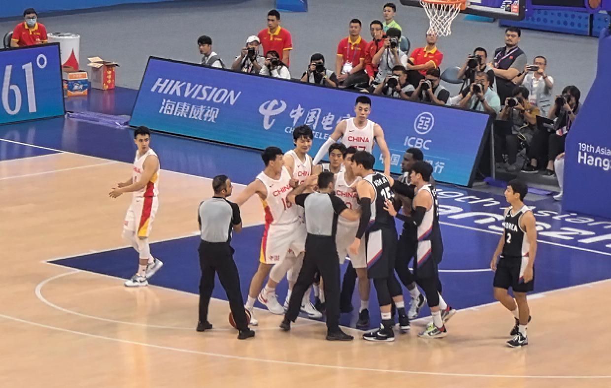 14分大胜！中国男篮淘汰韩国，对手犯规引争议：卡喉+发力拉拽(1)