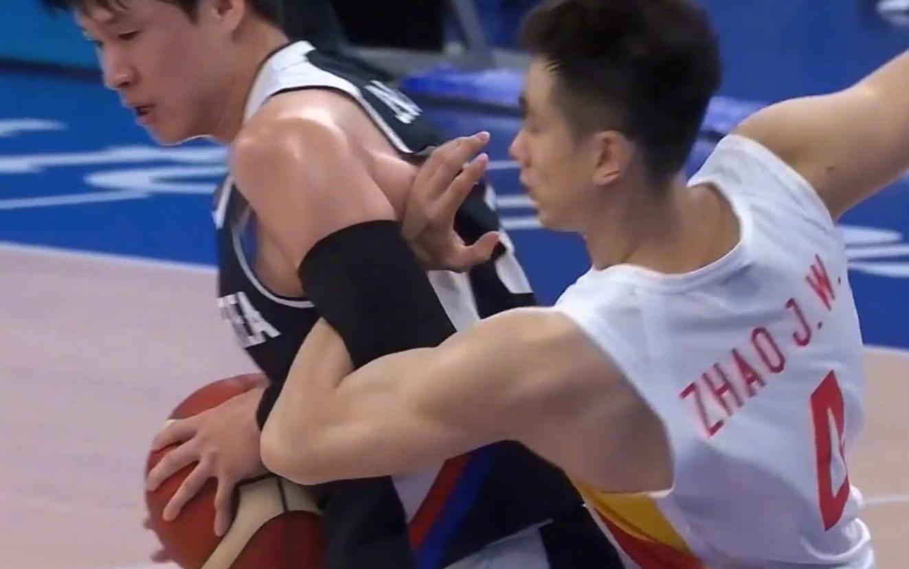 14分大胜！中国男篮淘汰韩国，对手犯规引争议：卡喉+发力拉拽(2)