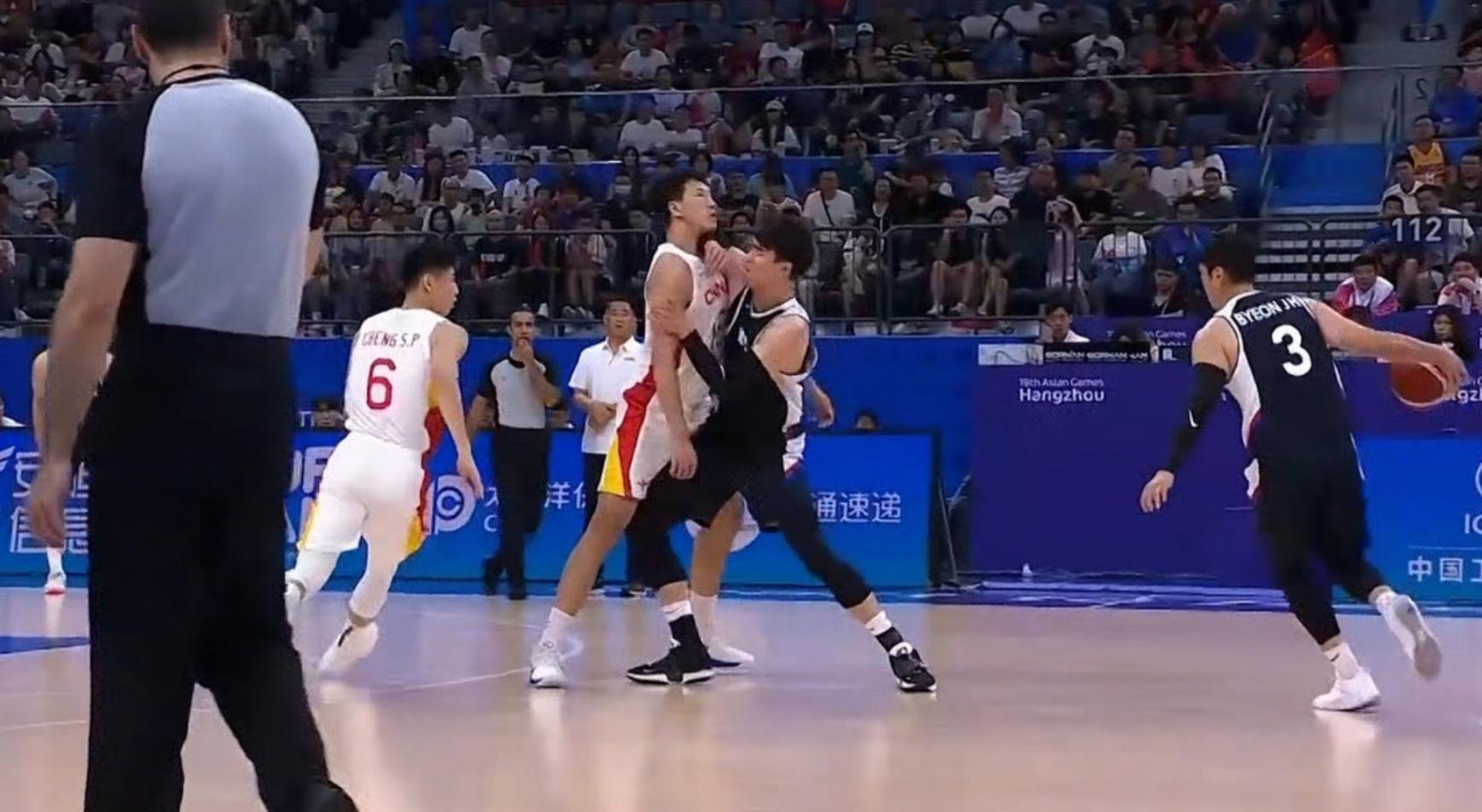 14分大胜！中国男篮淘汰韩国，对手犯规引争议：卡喉+发力拉拽(3)