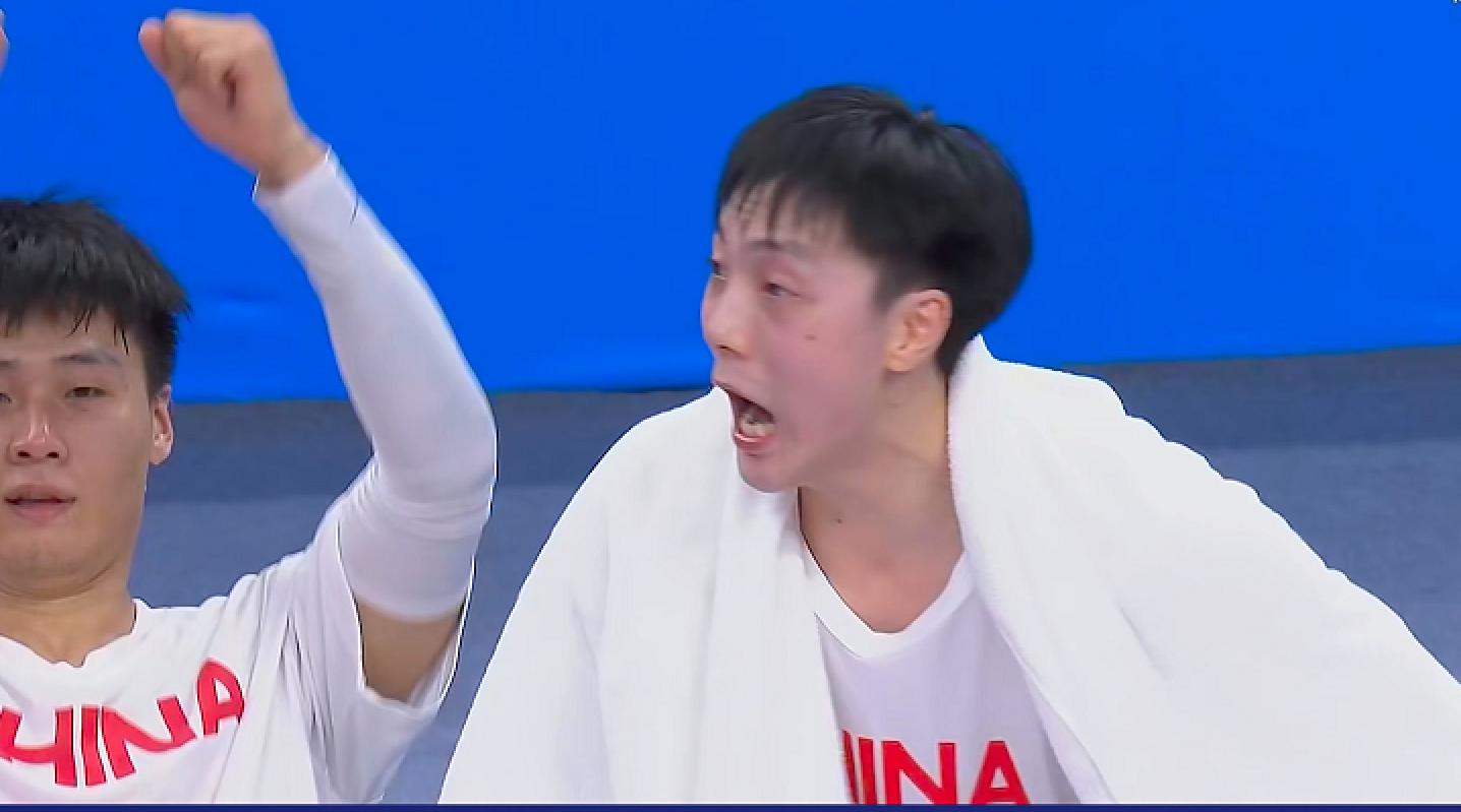 14分大胜！中国男篮淘汰韩国，对手犯规引争议：卡喉+发力拉拽(4)