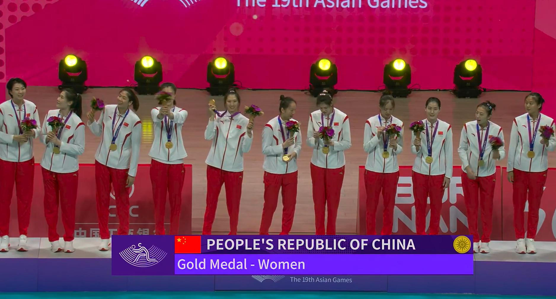 颁奖仪式！中国女排登上最高领奖台，丁霞泪目，升国旗奏国歌(1)