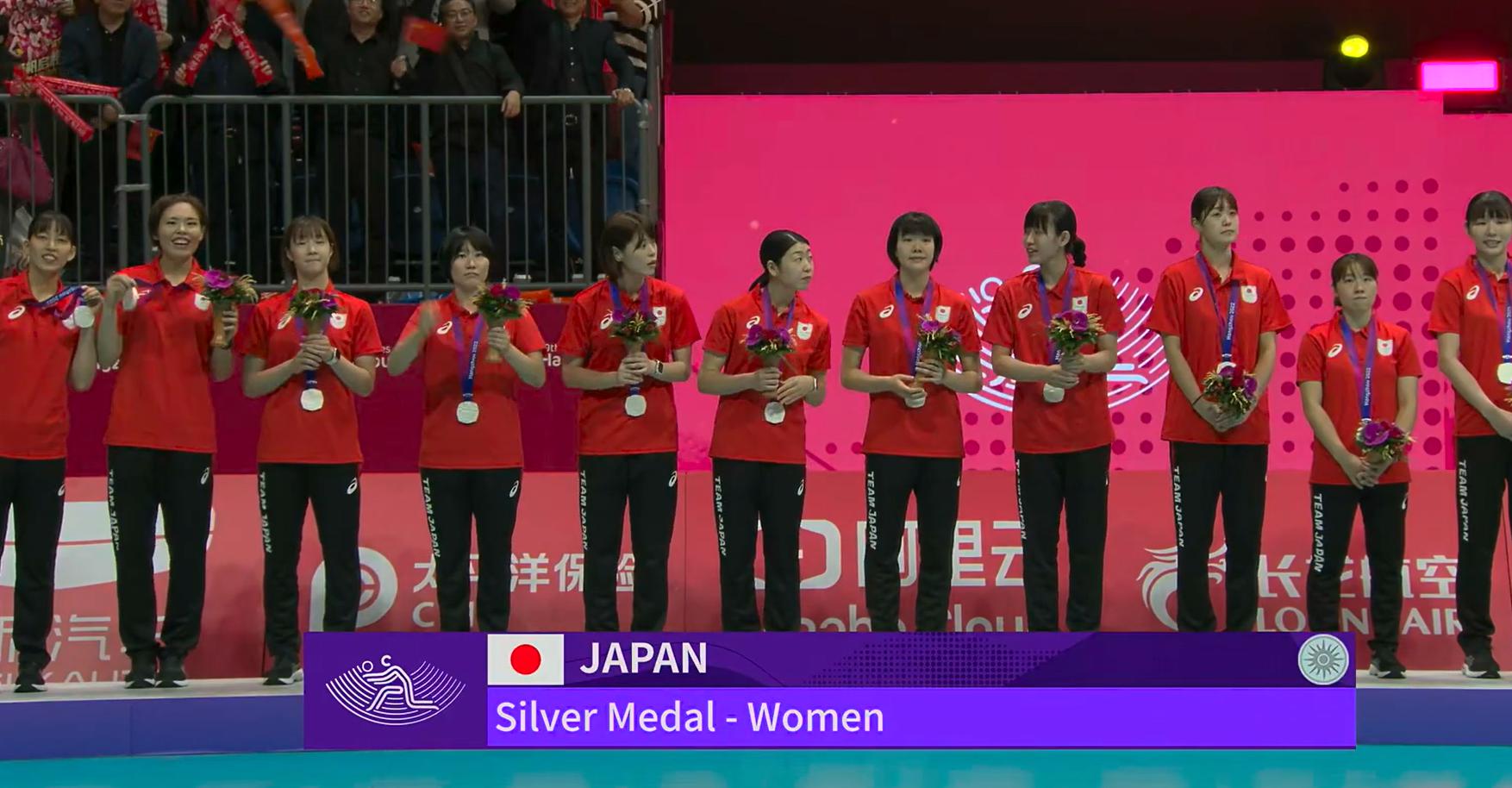 颁奖仪式！中国女排登上最高领奖台，丁霞泪目，升国旗奏国歌(3)