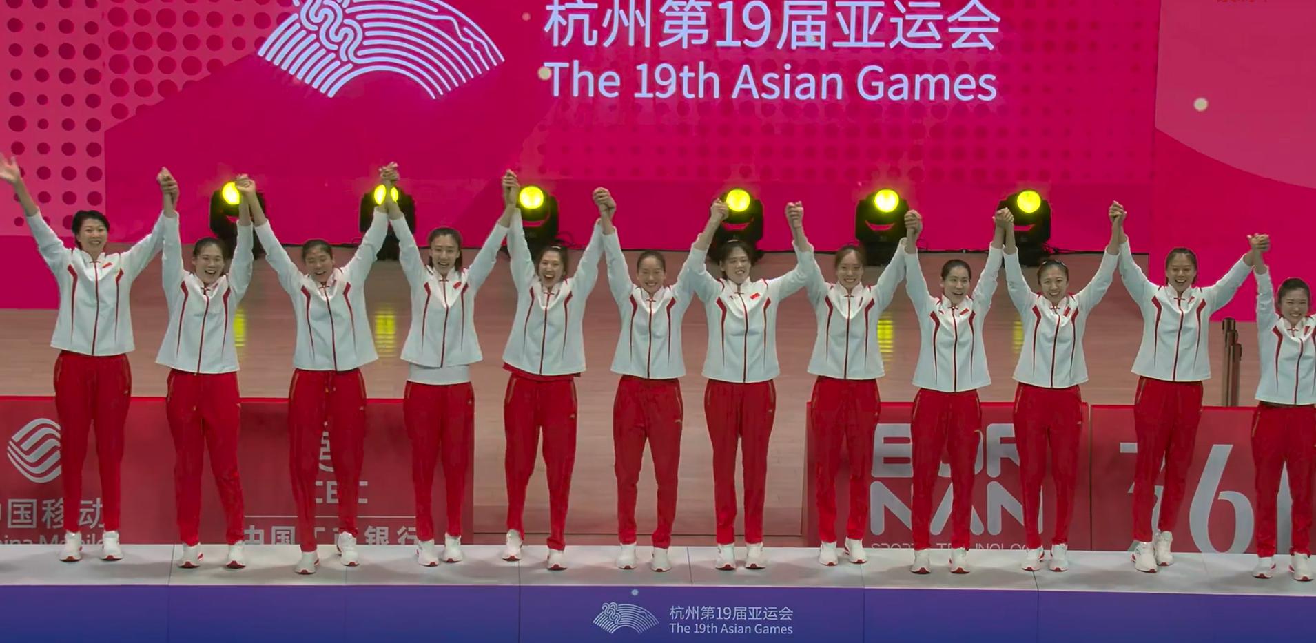 颁奖仪式！中国女排登上最高领奖台，丁霞泪目，升国旗奏国歌(4)